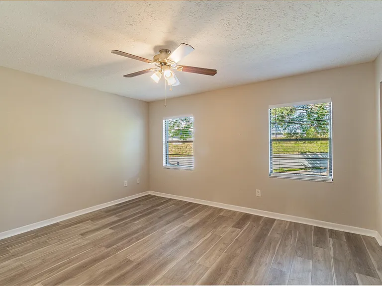 2419 W Stroud Ave #B — Photo 16