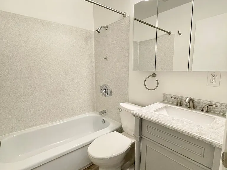Village Vista Apartments — Photo 37