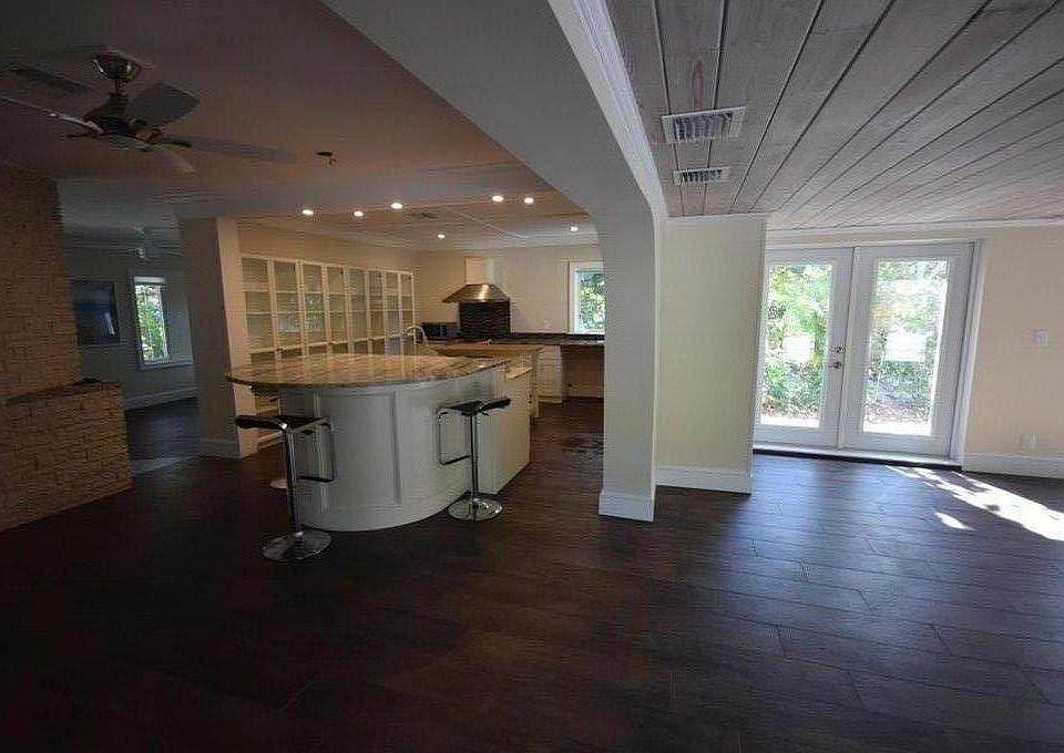 Beautiful open kitchen
5 burner gas cooktop and ss exhaust fan 
Granite countertops 
SS Refrigerator with ice maker 
SS Dishwasher 
With movable work station.