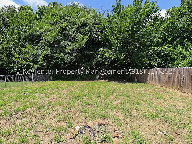 4902 S Gum Ave — Photo 74