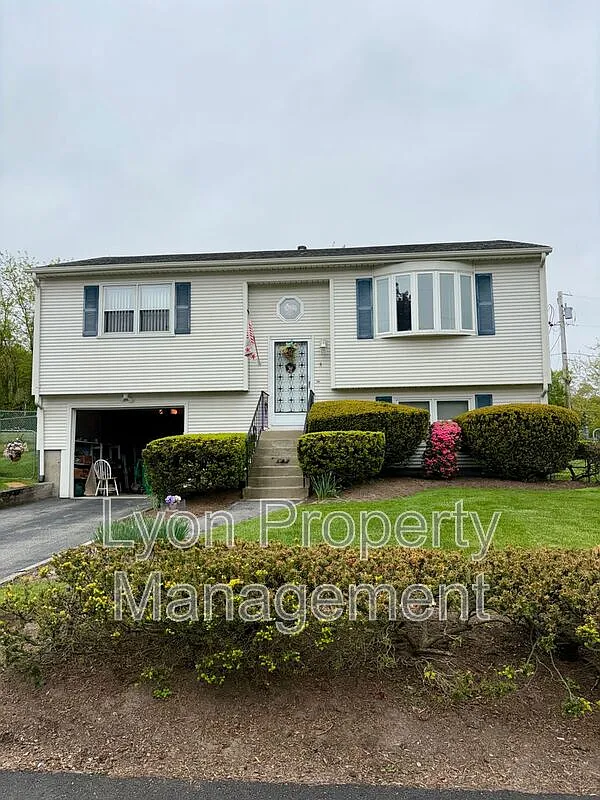 Building Photo - 5 Moccasin Dr