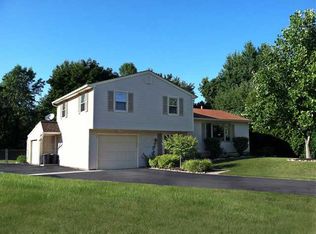 87 Gannett Rd, Farmington, NY 14425