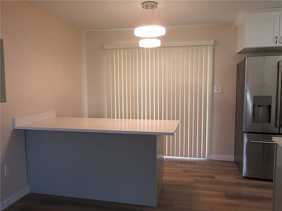 5th image of 50 Robinhood Dr