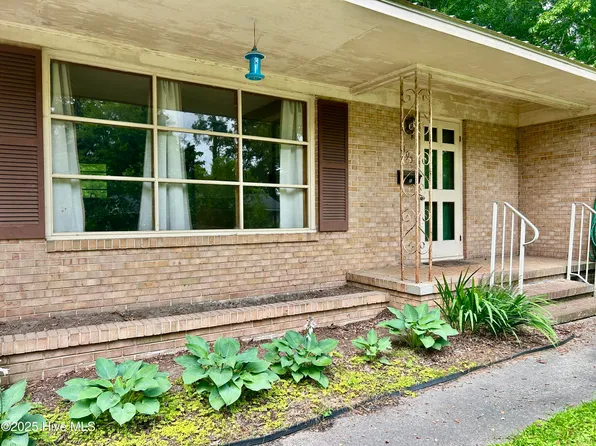 100 Brownlow Avenue, Williamston, NC 27892