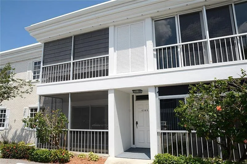 Bay Colony Club — Photo 2