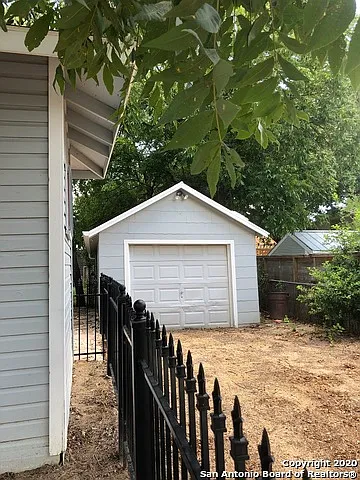 802 Indianola St — Photo 4