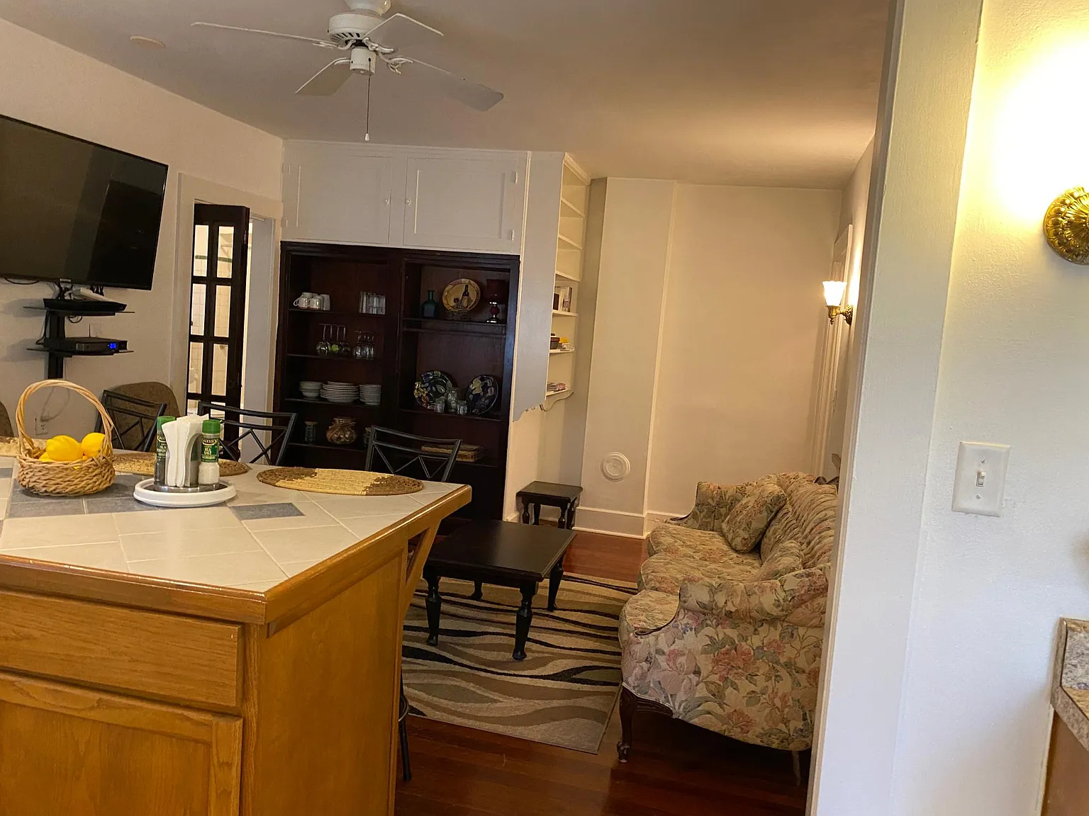 2 bed, 1042 sqft, $2,290 — Photo 2