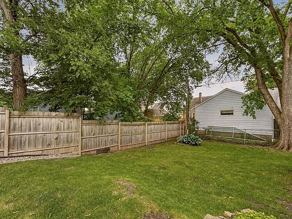 3rd image of 228 10 1/4 St SE