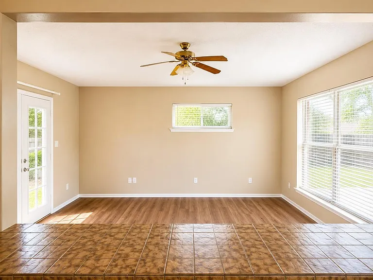 6622 Castleview Ln — Photo 7
