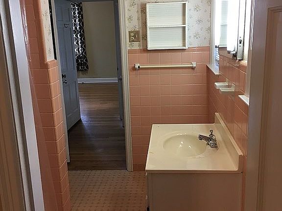5th image of 304 S Denver Ave