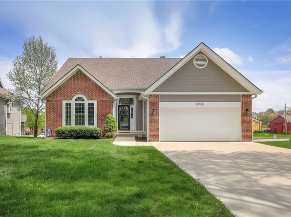 13733 Pembroke Cir, Leawood, KS 66224