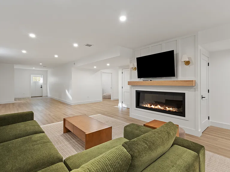 945 Royalton Row — Photo 35