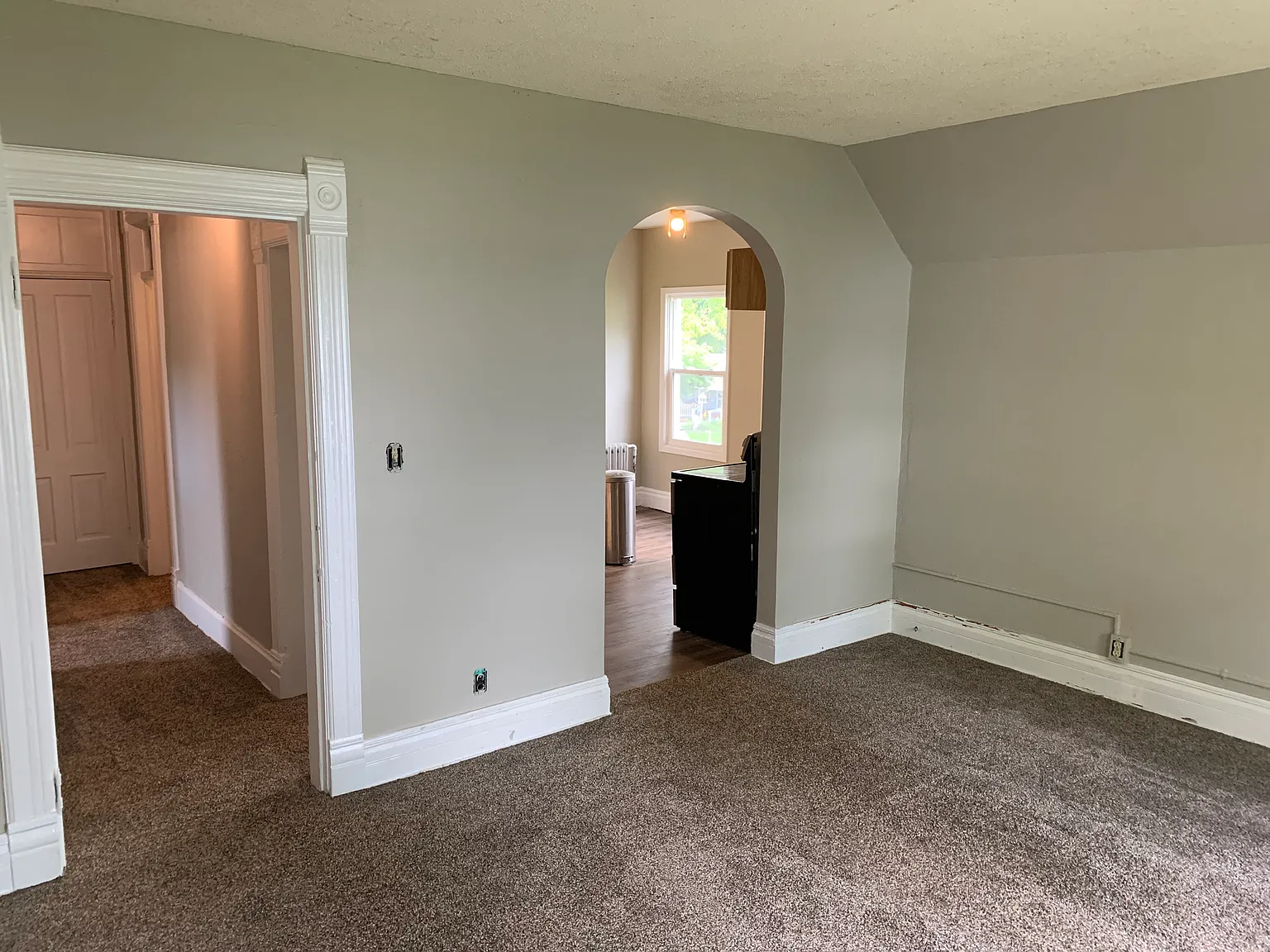 2 bed, 900 sqft, $1,300 — Photo 2
