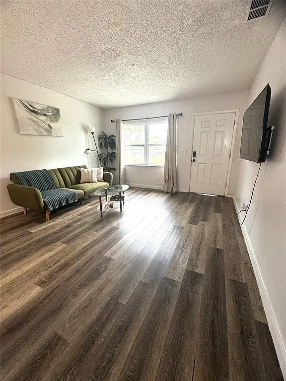 2 bed, 1.0 bath, 731 sqft, $1,695 — Photo 4