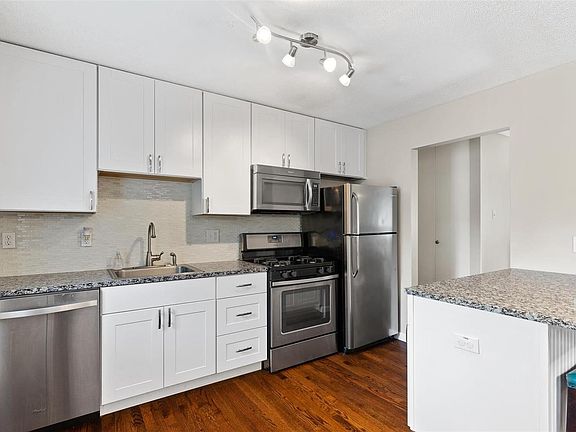 3rd image of 11829 Brookmont Dr