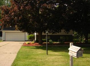 1932 Bedford Dr, Freeport, IL 61032