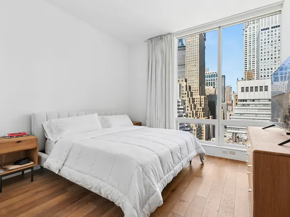 325 Lexington Avenue image 2 of 7