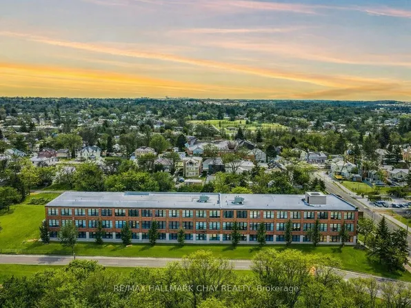543 Timothy St #106, Newmarket, ON L3Y 1R1