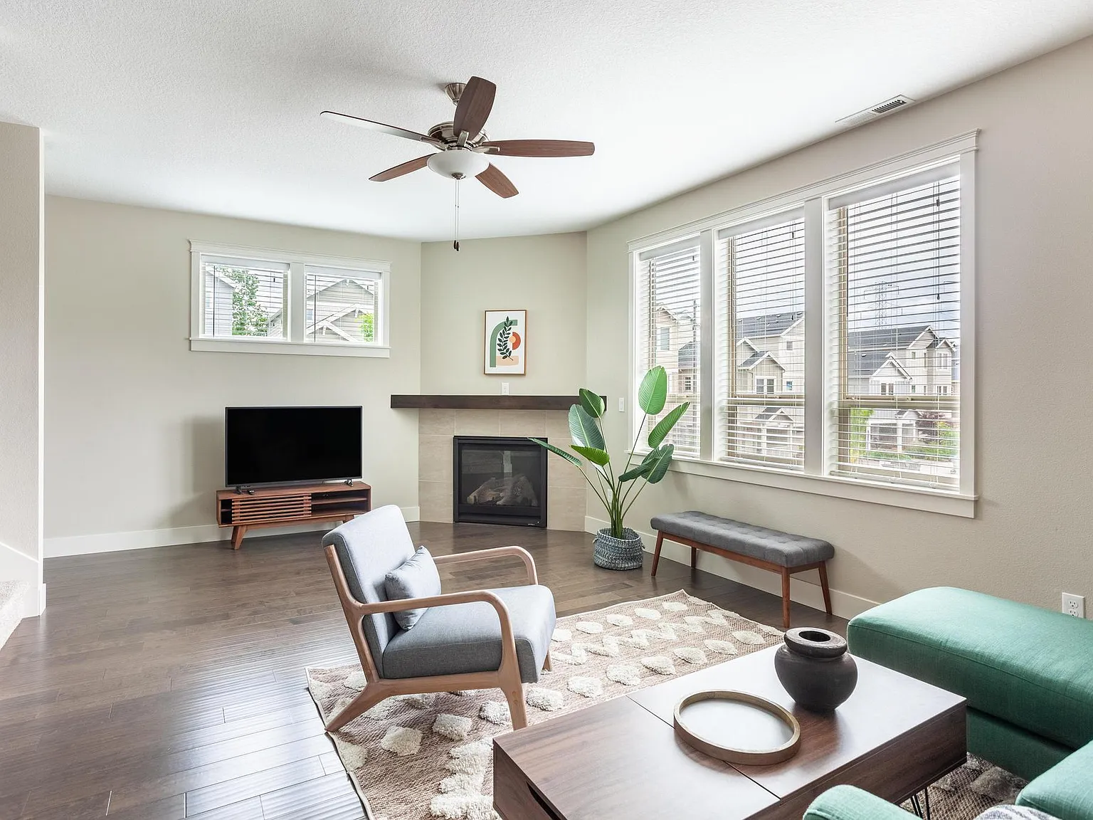 4 bed, 2325 sqft, $6,400 — Photo 4