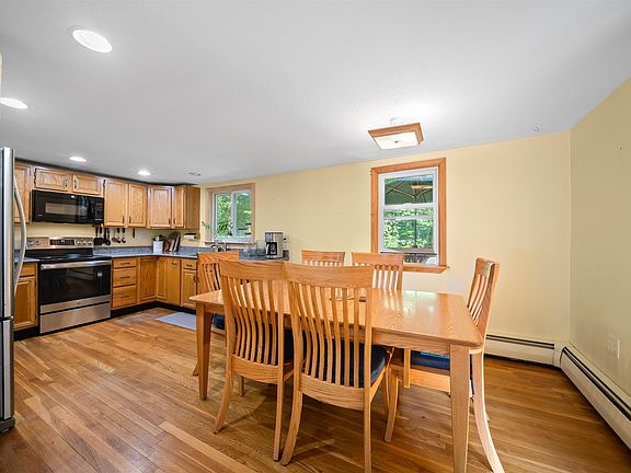 4th image of 366 Beauty Hill Road