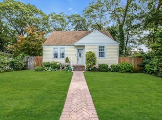 15 Robbins Ave, Islip, NY 11751