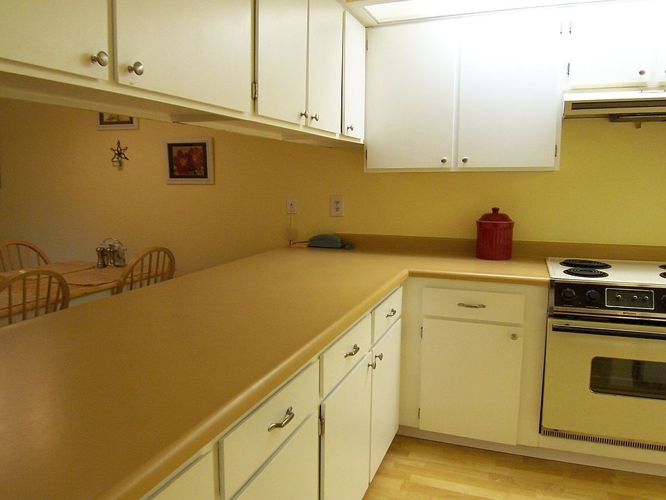 Kitchen, tons of counter space