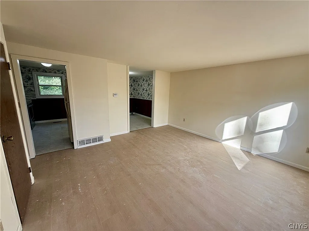 4 bed, 2.0 bath, 1600 sqft, $2,645 — Photo 4