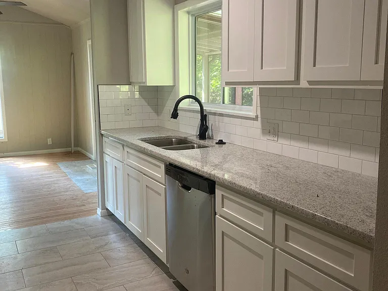 424 W Patricia Ln — Photo 4