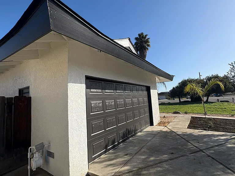 1052 Jefferson Ave — Photo 3