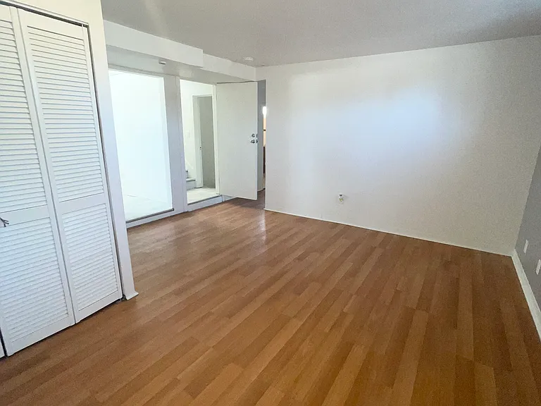426 E Prospect Rd — Photo 10