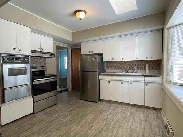 709 Lake Shore Dr, Wauconda, IL 60084