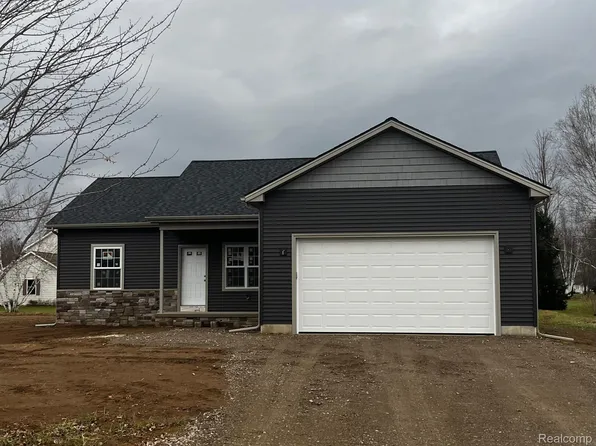 5760 Cobblestone Dr, North Branch, MI 48461