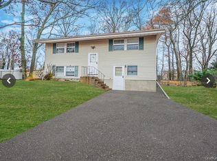 31 Cabin Ln, East Setauket, NY 11733