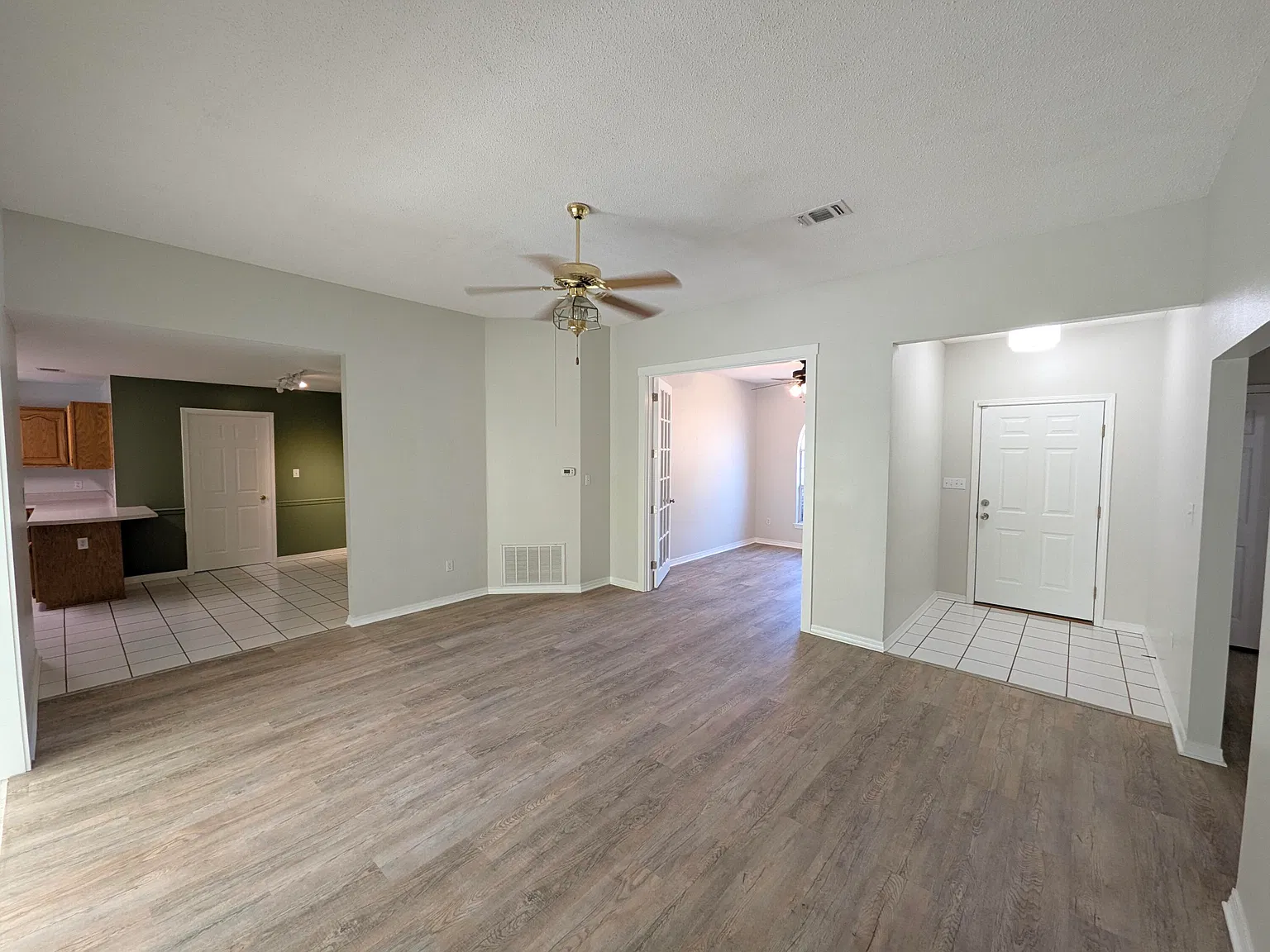 3 bed, 2.0 bath, 1990 sqft, $2,370 — Photo 3