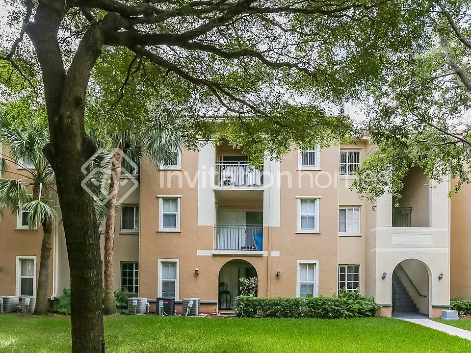 2427 Centergate Dr #304