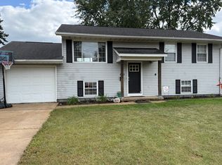 1701 Middle Rd, Camanche, IA 52730