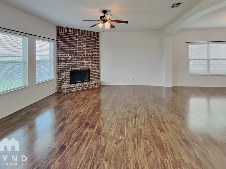 440 Stonebrook Dr — Photo 2
