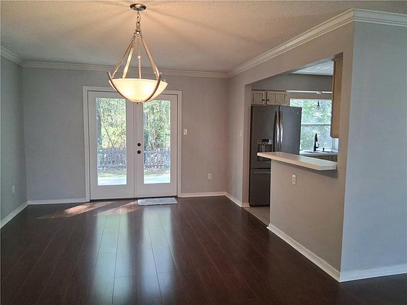 4th image of 104 Sumner St
