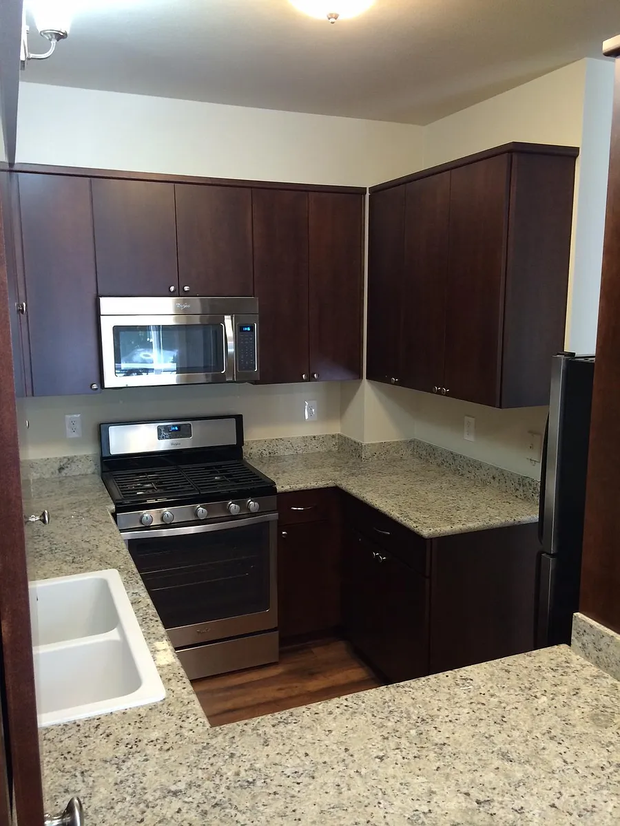 Building Photo - 1615 Bellevue Way NE #9