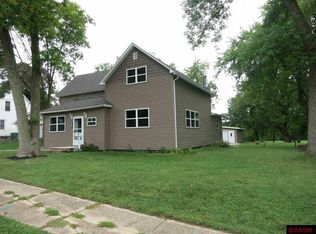 423 3rd St SW, Wells, MN 56097
