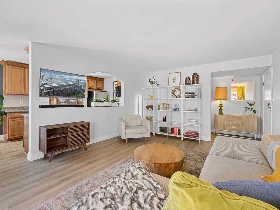 4111 Illinois St #302