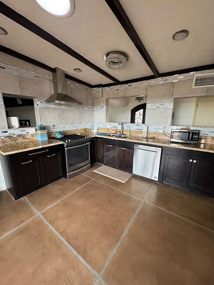 3 bed, 3.0 bath, 2645 sqft, $3,200 — Photo 4
