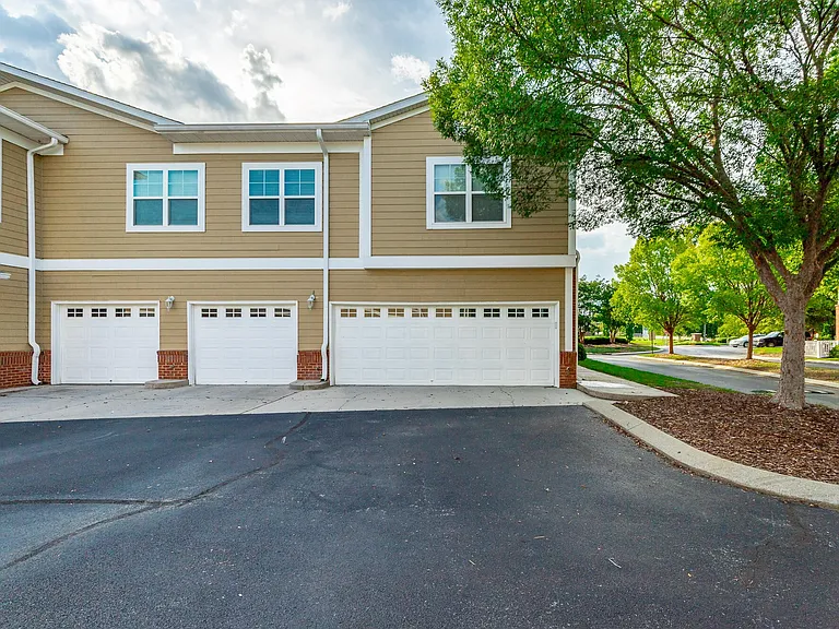 2105 Regency Ct — Photo 32