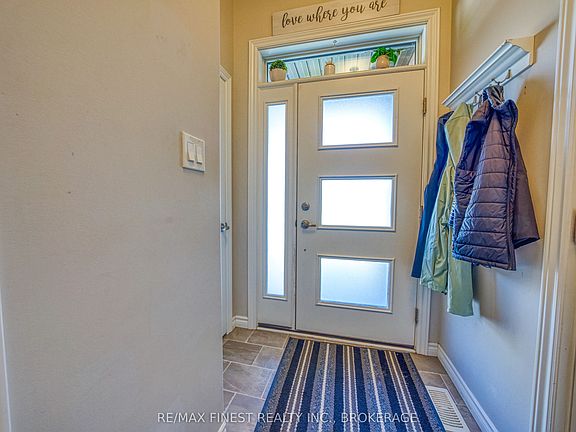 3rd image of 1010 Rosanna Ave