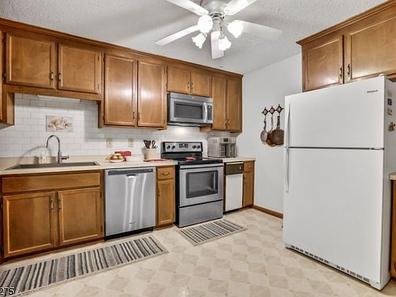 4th image of 98 Heritage Ln