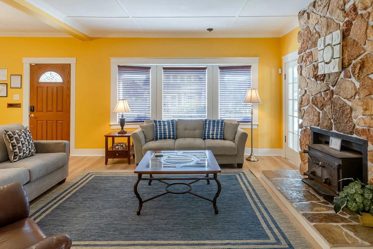 5 bed, 3.0 bath, 2647 sqft, $10,033 — Photo 2