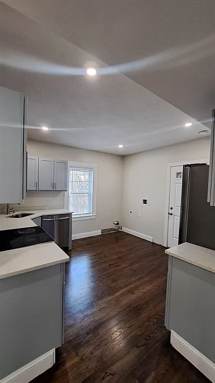 3 bed, 1.0 bath, 1072 sqft, $3,100 — Photo 3