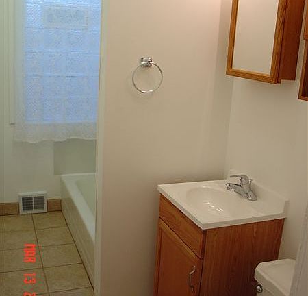 Bathroom (9'7" x 4'7")