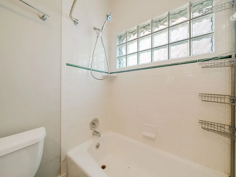 2300 Leon St #101 — Photo 26