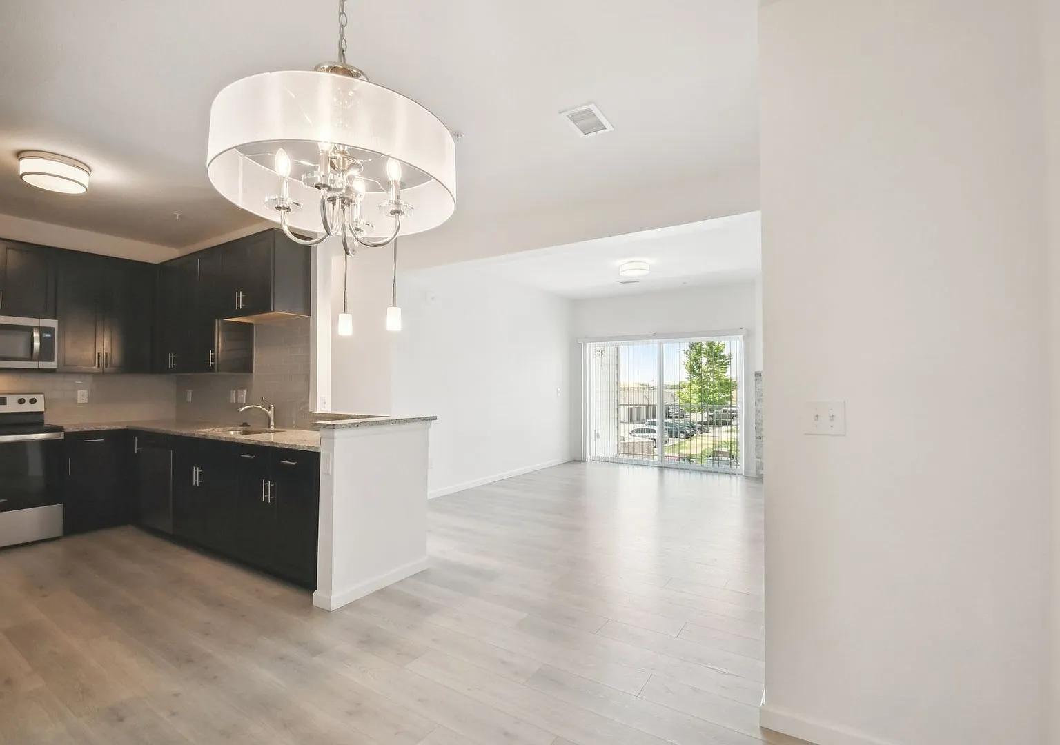 3 Bedroom Condo With A Garage! — Photo 3